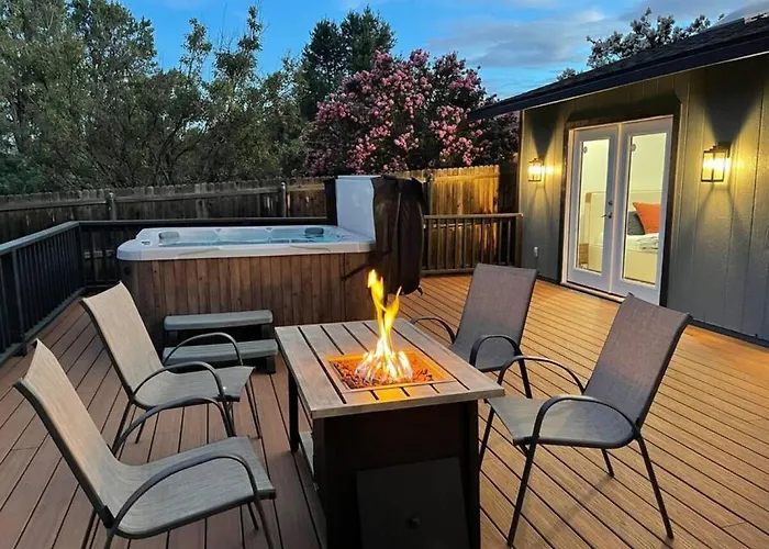 Uptown Vacation At The Oz With Hot Tub And Views *